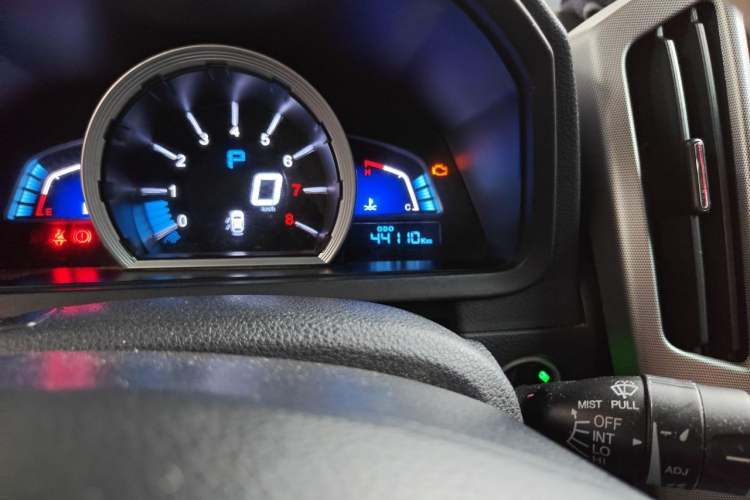 Used Luxgen U6 SUV 2014 1.8T ZhiZun Model Odometer Close Up