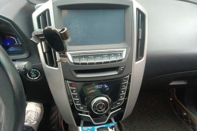 Used Luxgen U6 SUV 2014 1.8T Fashion Edition Audio And AC Panel