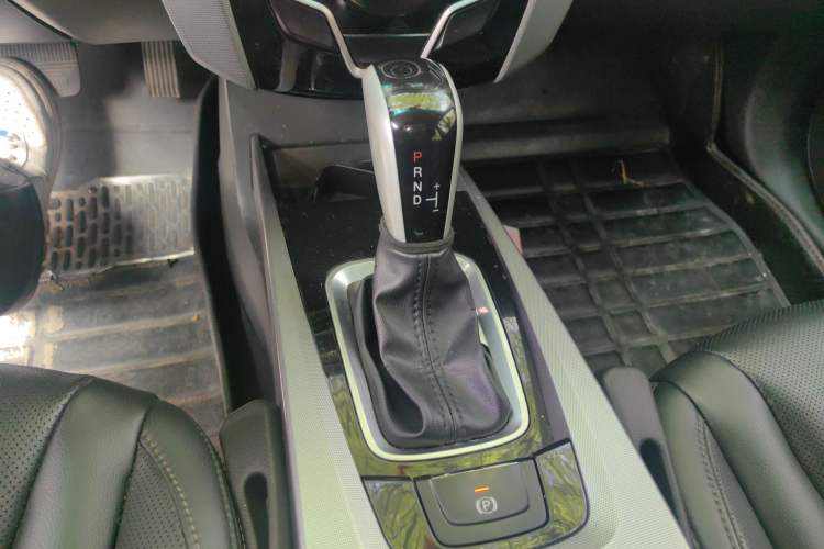 Used Luxgen U6 SUV 2014 1.8T Fashion Edition Gear Lever