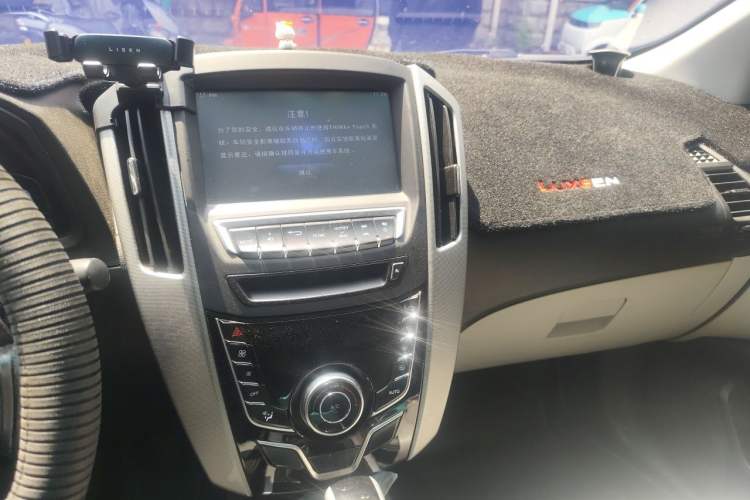 Used Luxgen U6 SUV 2014 1.8T Fashion Edition Audio And AC Panel
