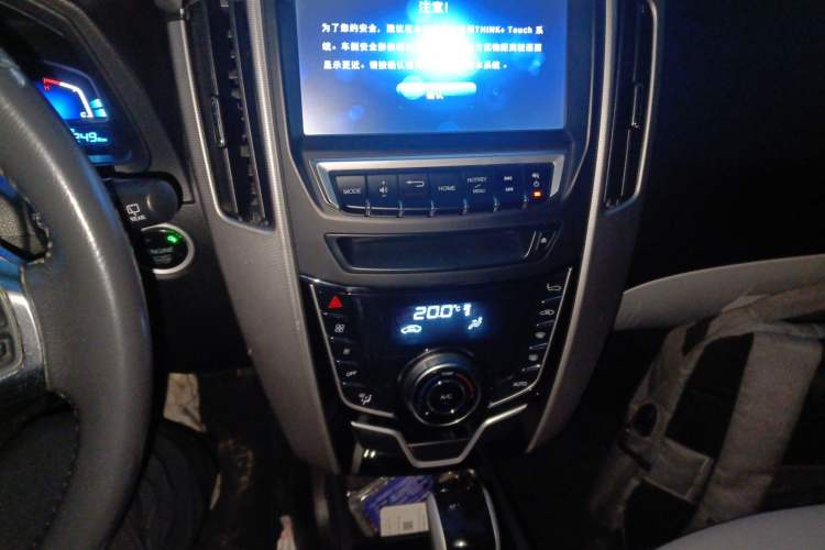 Used Luxgen U6 SUV 2014 1.8T ZhiZun Model Audio And AC Panel