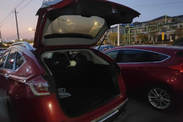 Used Luxgen U6 SUV 2014 1.8T Charm Version Trunk