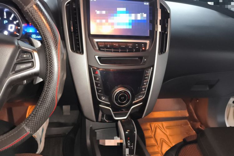 Used Luxgen U6 SUV 2014 2.0T ZhiZun Model Audio And AC Panel