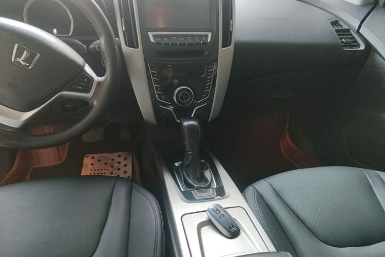 Used Luxgen U6 SUV 2014 1.8T ZhiZun Model Audio And AC Panel