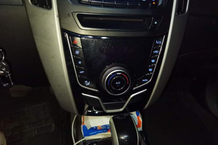 Used Luxgen U6 SUV 2014 1.8T Fashion Edition Audio And AC Panel