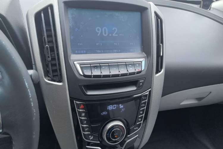Used Luxgen U6 SUV 2014 1.8T Fashion Edition Audio And AC Panel
