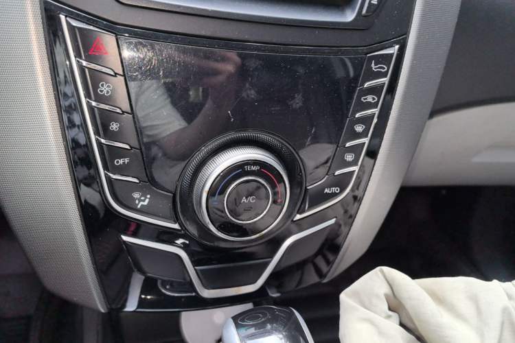 Used Luxgen U6 SUV 2014 1.8T Fashion Edition Audio And AC Panel