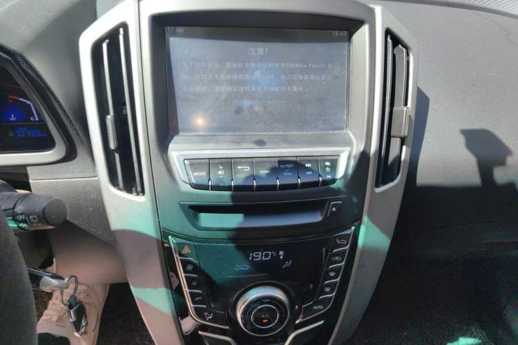 Used Luxgen U6 SUV 2014 1.8T Fashion Edition Audio And AC Panel
