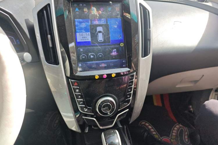 Used Luxgen U6 SUV 2014 1.8T Charm Version Audio And AC Panel