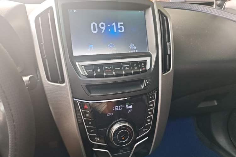 Used Luxgen U6 SUV 2014 2.0T Fashion Edition Audio And AC Panel