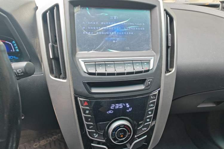 Used Luxgen U6 SUV 2014 1.8T Fashion Edition Audio And AC Panel