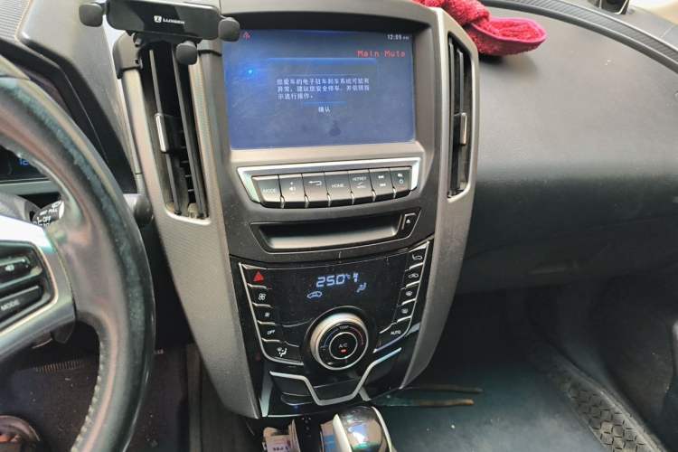 Used Luxgen U6 SUV 2014 1.8T ZhiZun Model Audio And AC Panel
