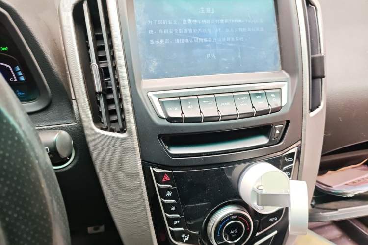 Used Luxgen U6 SUV 2014 2.0T ZhiZun Model Audio And AC Panel