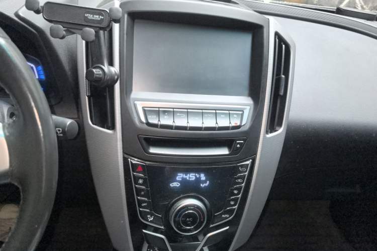 Used Luxgen U6 SUV 2014 2.0T Fashion Edition Audio And AC Panel