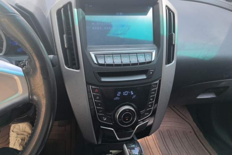 Used Luxgen U6 SUV 2014 1.8T Fashion Edition Audio And AC Panel