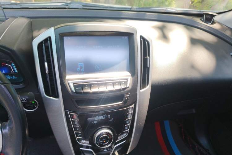 Used Luxgen U6 SUV 2014 1.8T ZhiZun Model Audio And AC Panel