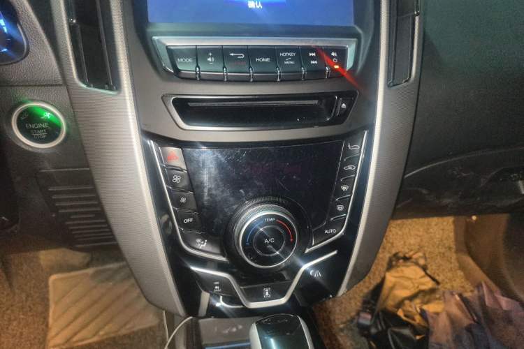 Used Luxgen U6 SUV 2014 2.0T Flagship Edition Audio And AC Panel