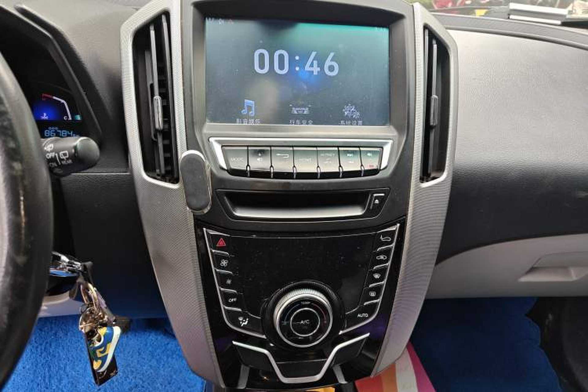 Used Luxgen U6 SUV 2014 2.0T Fashion Edition Audio And AC Panel