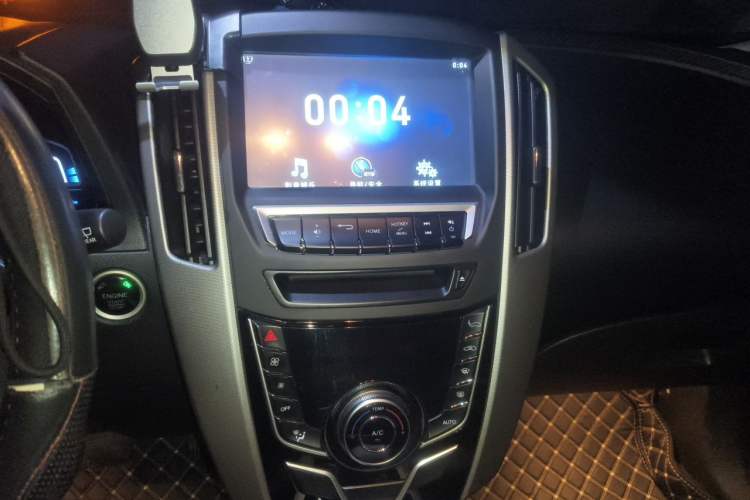 Used Luxgen U6 SUV 2014 2.0T ZhiZun Model Audio And AC Panel