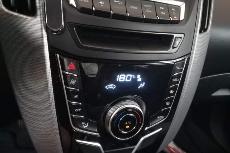 Used Luxgen U6 SUV 2014 2.0T ZhiZun Model Audio And AC Panel