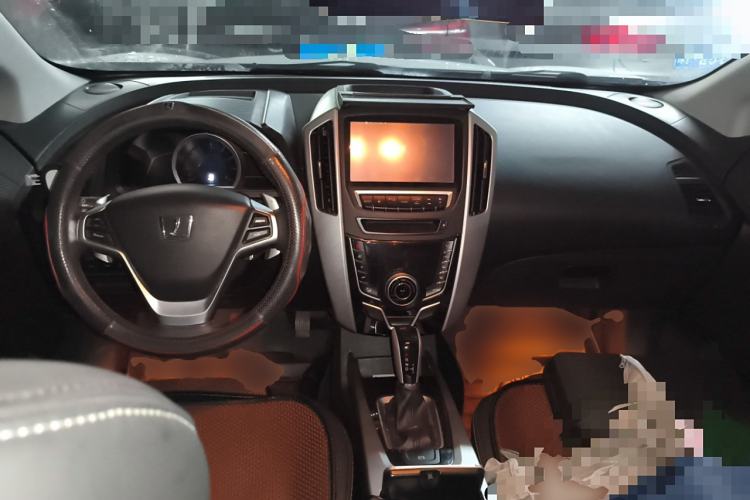Used Luxgen U6 SUV 2014 2.0T ZhiZun Model Center Console