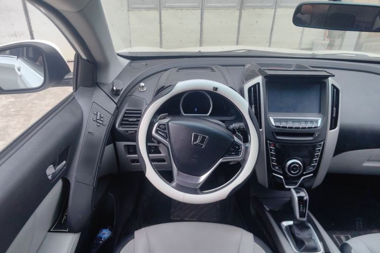 Used Luxgen U6 SUV 2014 2.0T ZhiZun Model Center Console