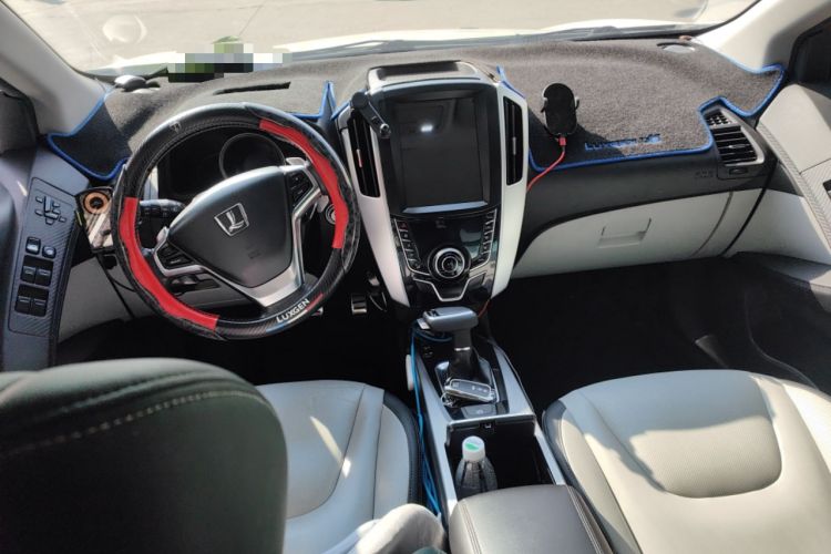 Used Luxgen U6 SUV 2014 2.0T ZhiZun Model Center Console