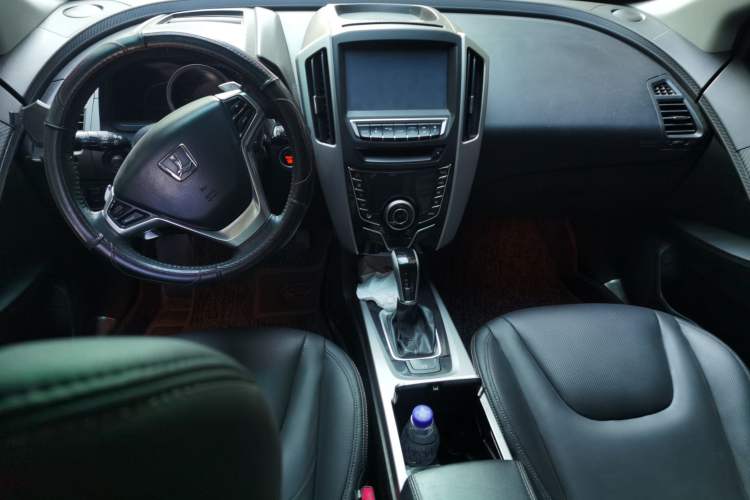 Used Luxgen U6 SUV 2014 2.0T ZhiZun Model Center Console