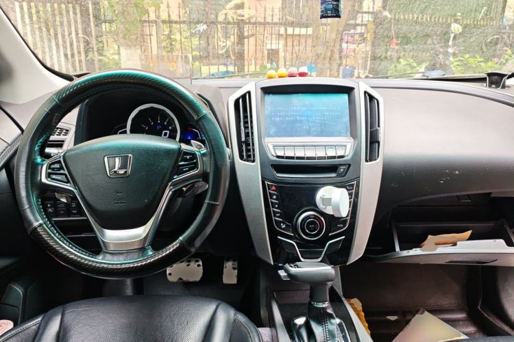 Used Luxgen U6 SUV 2014 2.0T ZhiZun Model Center Console