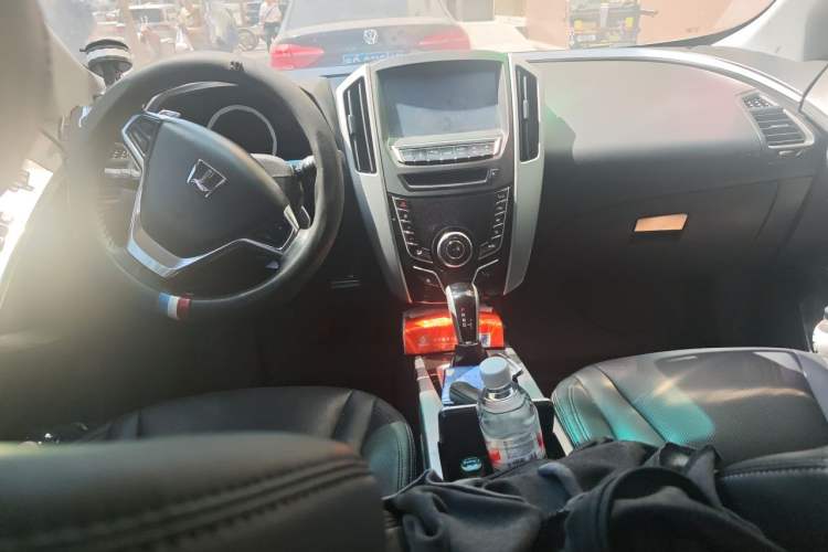Used Luxgen U6 SUV 2014 2.0T Flagship Edition Center Console