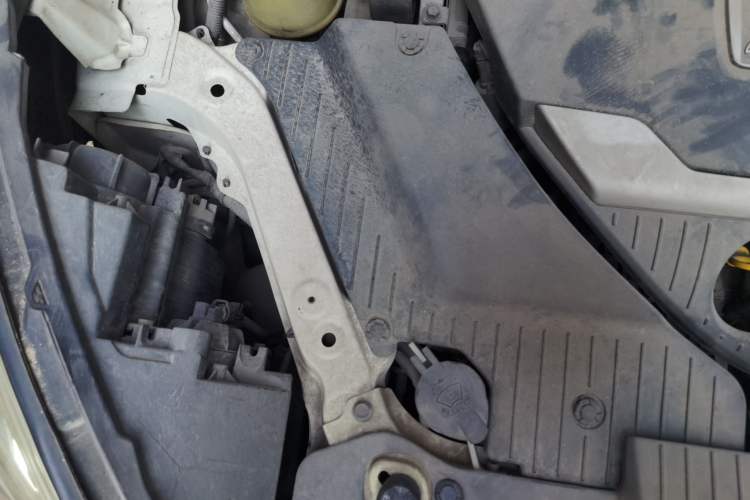Used Luxgen U6 SUV 2014 2.0T ZhiZun Model Engine Bay Right