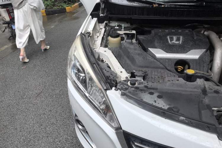 Used Luxgen U6 SUV 2014 2.0T Fashion Edition Engine Bay Right