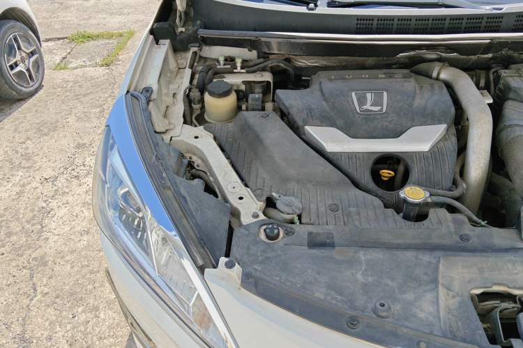 Used Luxgen U6 SUV 2014 2.0T ZhiZun Model Engine Bay Right