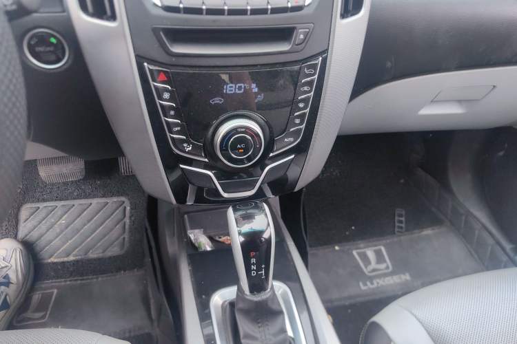 Used Luxgen U6 SUV 2014 2.0T ZhiZun Model Gear Lever
