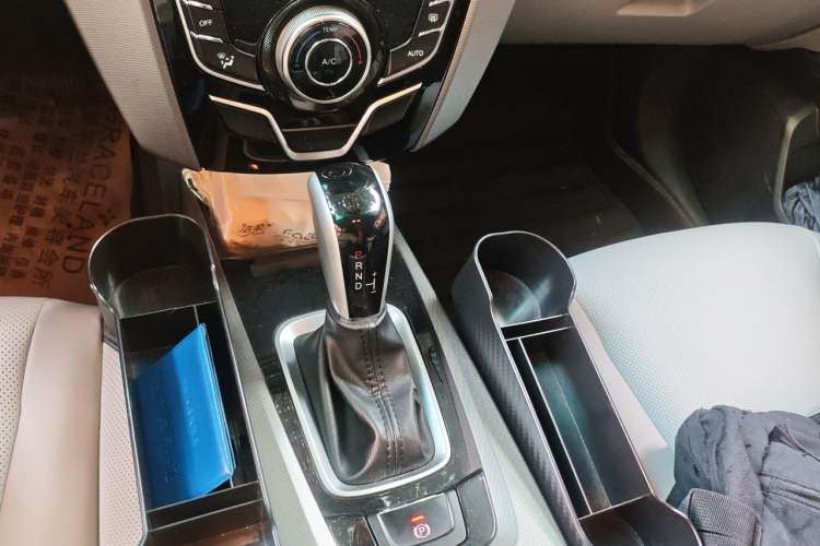 Used Luxgen U6 SUV 2014 1.8T Fashion Edition Gear Lever
