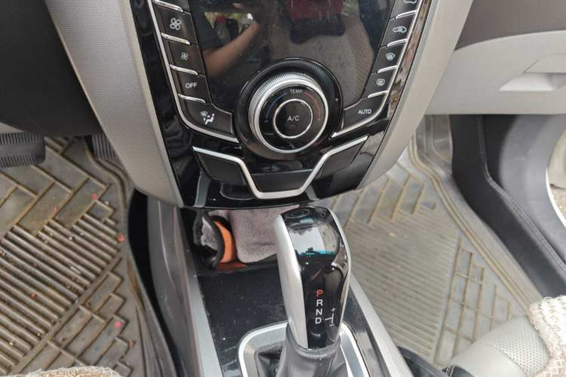 Used Luxgen U6 SUV 2014 2.0T ZhiZun Model Gear Lever
