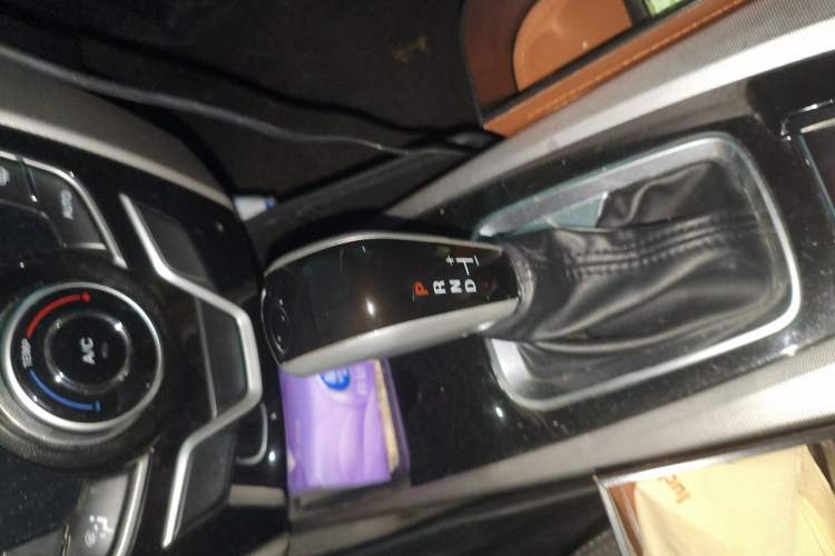 Used Luxgen U6 SUV 2014 1.8T Fashion Edition Gear Lever