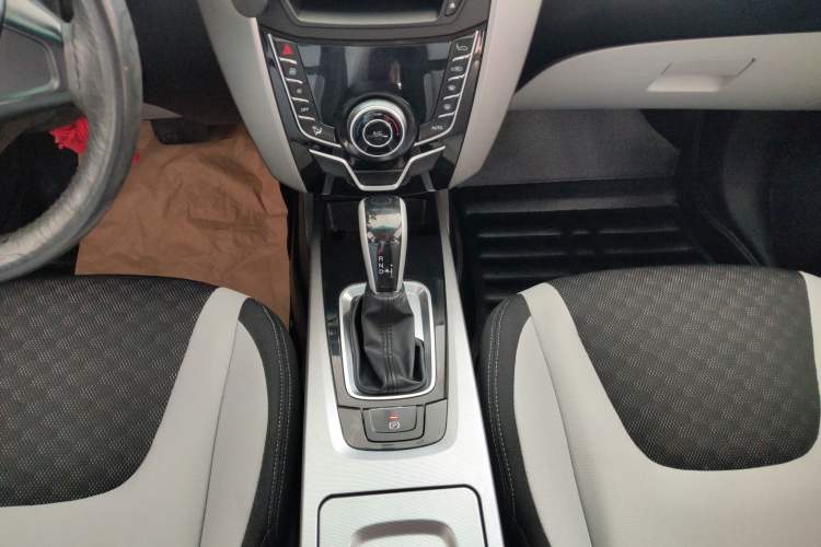 Used Luxgen U6 SUV 2014 1.8T Charm Version Gear Lever