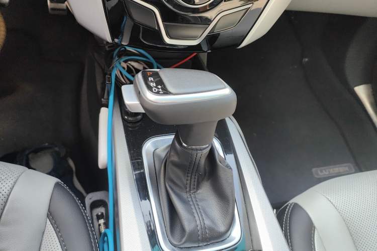 Used Luxgen U6 SUV 2014 2.0T ZhiZun Model Gear Lever