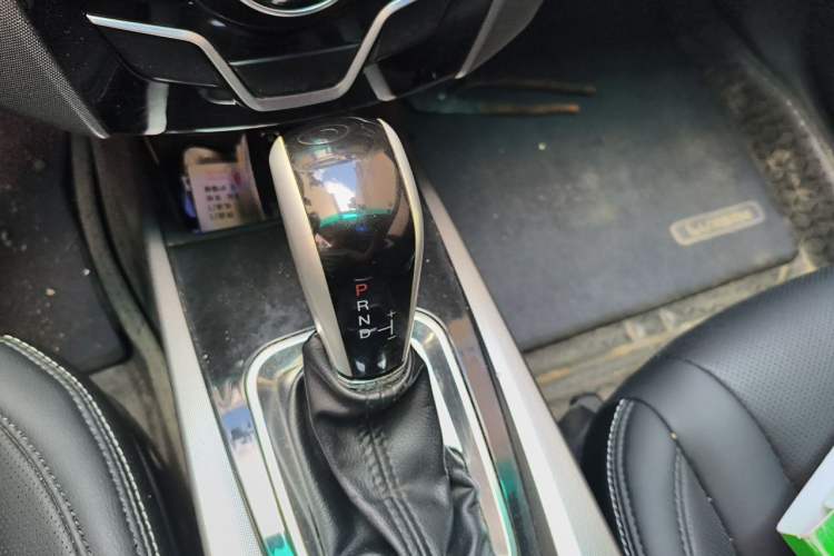 Used Luxgen U6 SUV 2014 1.8T ZhiZun Model Gear Lever