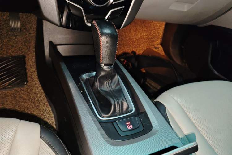 Used Luxgen U6 SUV 2014 1.8T ZhiZun Model Gear Lever