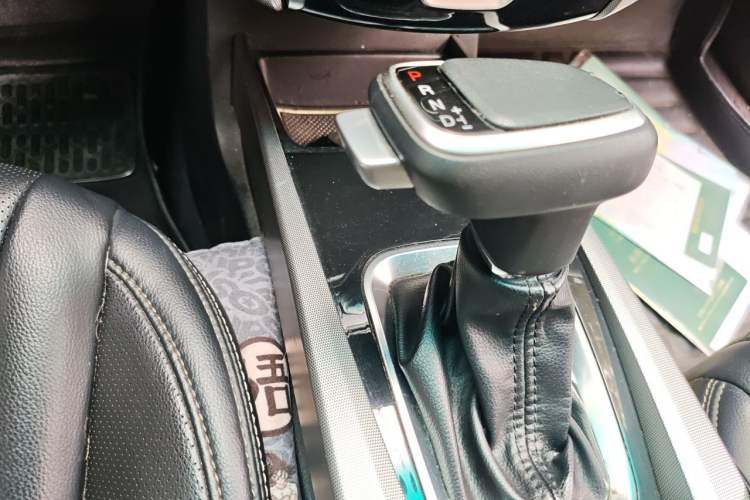 Used Luxgen U6 SUV 2014 2.0T ZhiZun Model Gear Lever