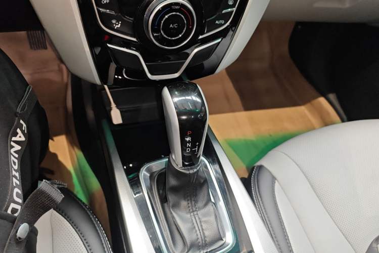 Used Luxgen U6 SUV 2014 1.8T Fashion Edition Gear Lever