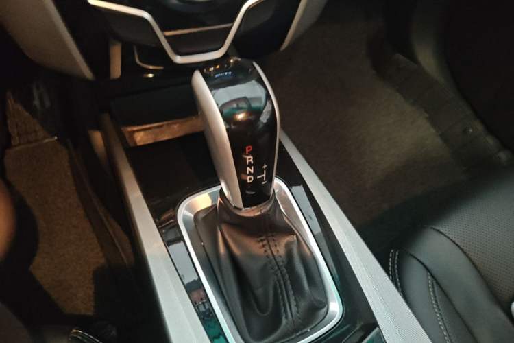 Used Luxgen U6 SUV 2014 2.0T ZhiZun Model Gear Lever