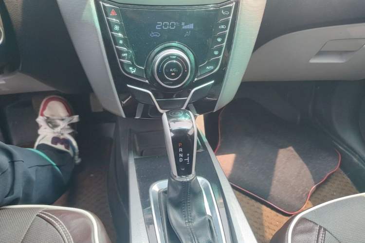 Used Luxgen U6 SUV 2014 1.8T Fashion Edition Gear Lever