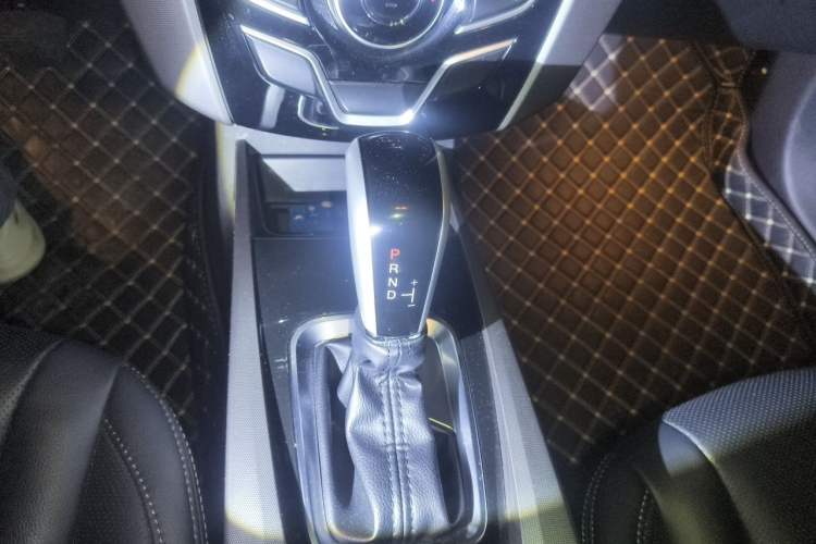 Used Luxgen U6 SUV 2014 2.0T ZhiZun Model Gear Lever