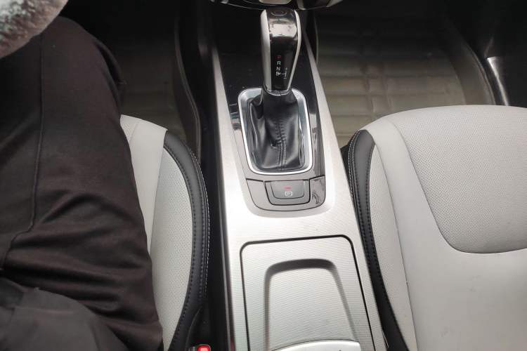 Used Luxgen U6 SUV 2014 1.8T Fashion Edition Gear Lever