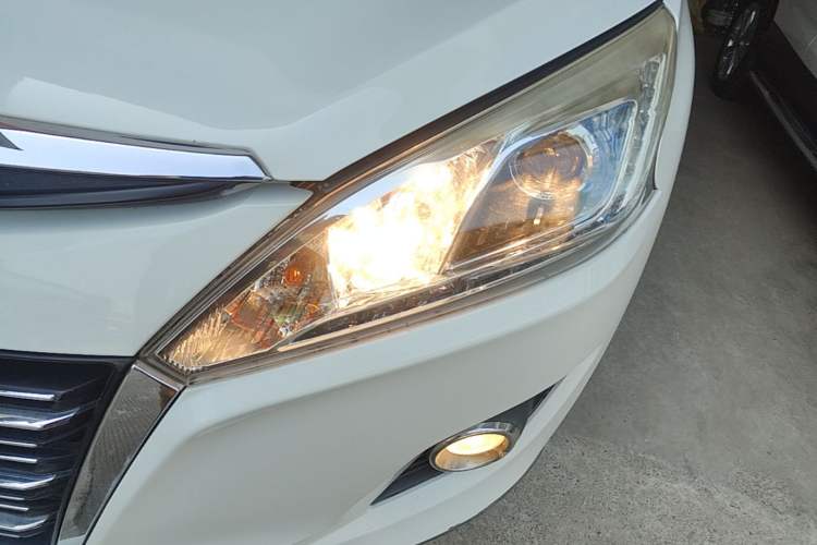 Used Luxgen U6 SUV 2014 1.8T ZhiZun Model Left Front Headlight