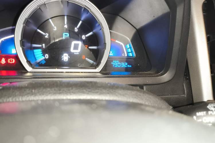 Used Luxgen U6 SUV 2014 2.0T ZhiZun Model Odometer Close Up
