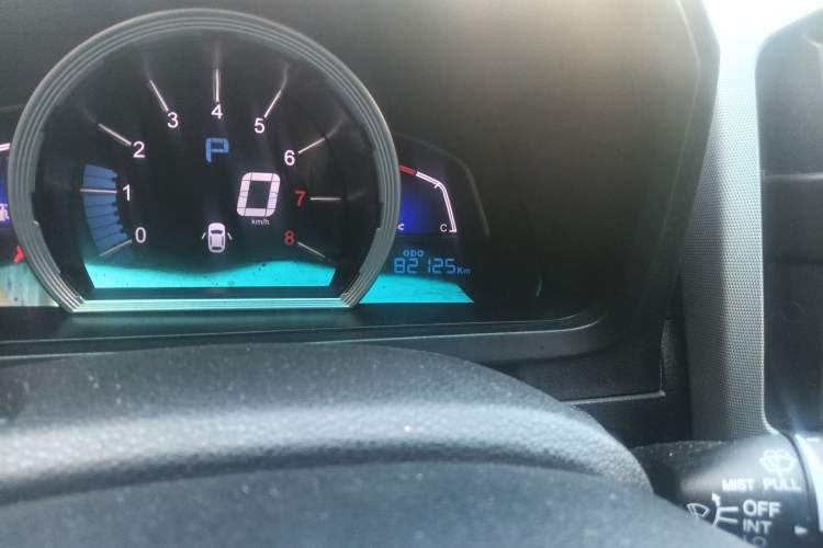 Used Luxgen U6 SUV 2014 2.0T ZhiZun Model Odometer Close Up